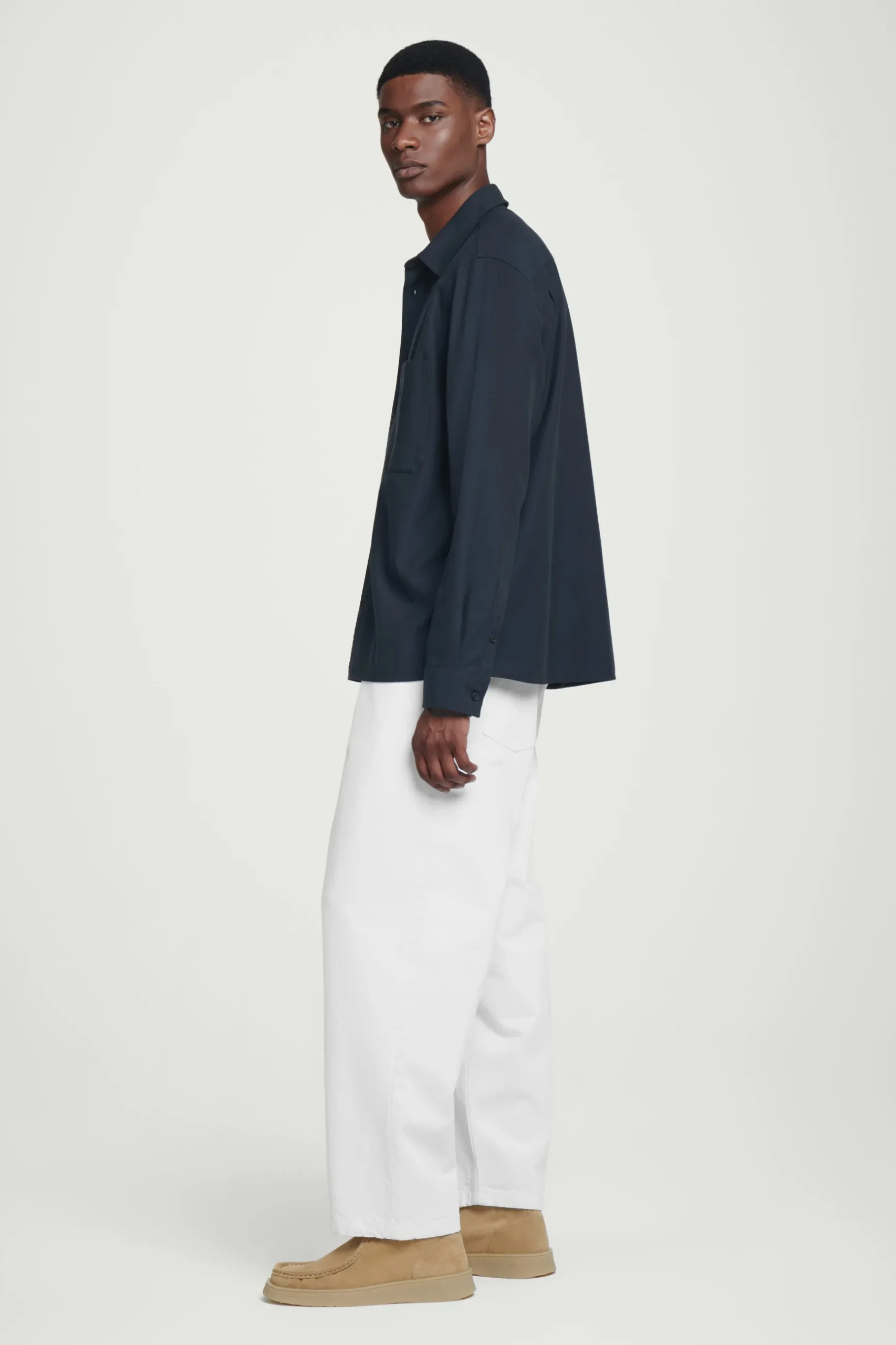Hot COS KOSZULA Z DIAGONALU – RELAXED FIT