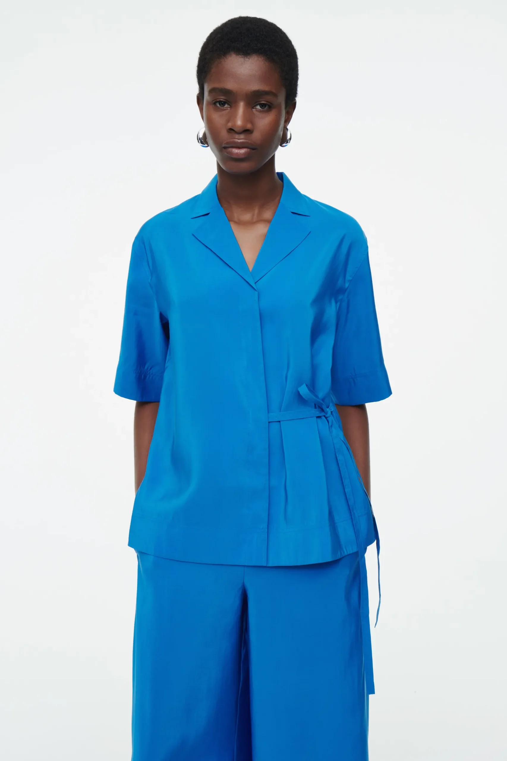 Outlet COS KOSZULA Z KRÓTKIM RĘKAWEM – RELAXED FIT