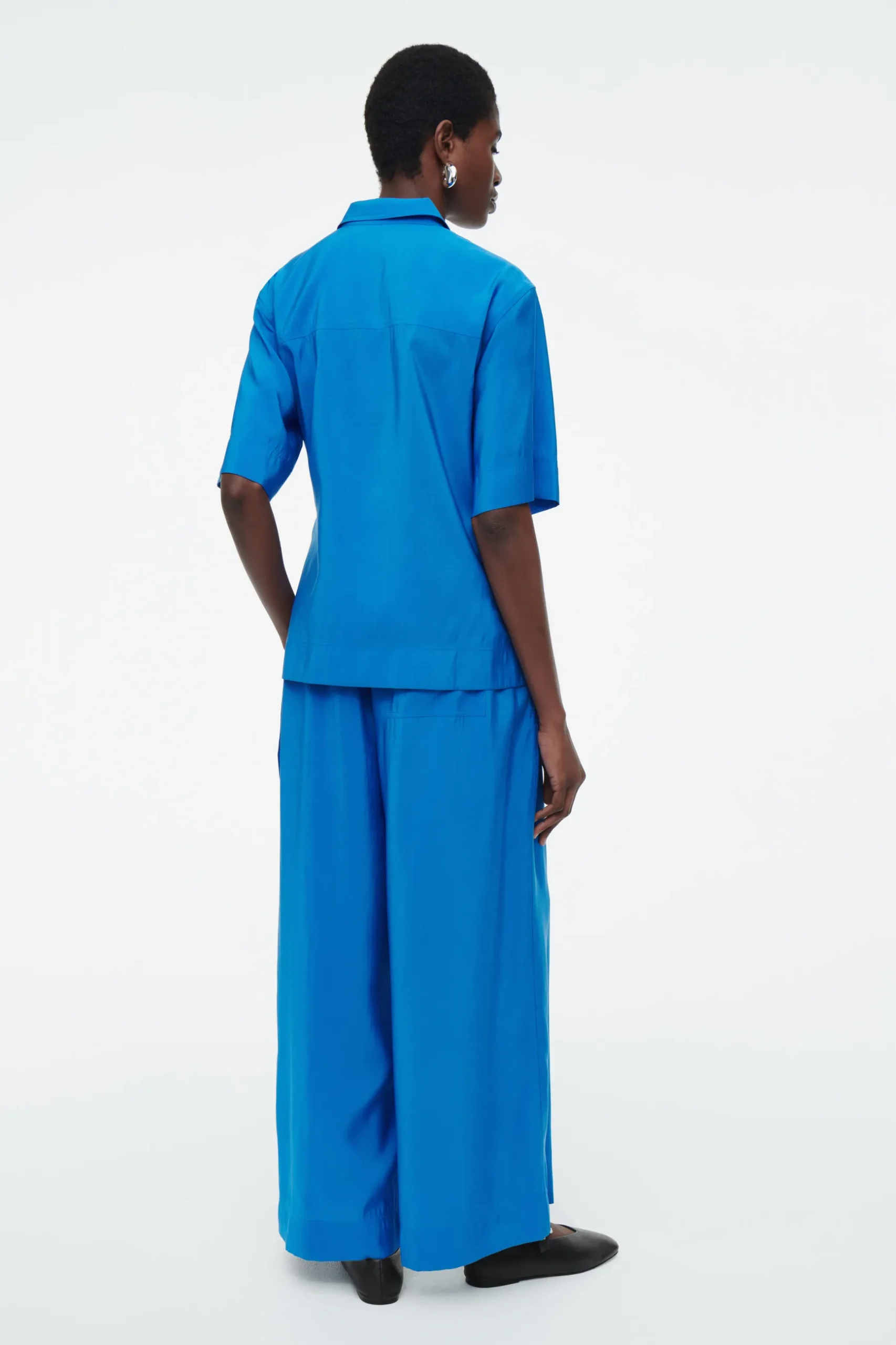 Outlet COS KOSZULA Z KRÓTKIM RĘKAWEM – RELAXED FIT