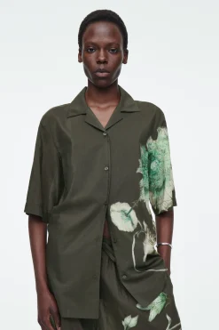 Outlet COS KOSZULA Z OTWARTYMI KLAPAMI – RELAXED FIT