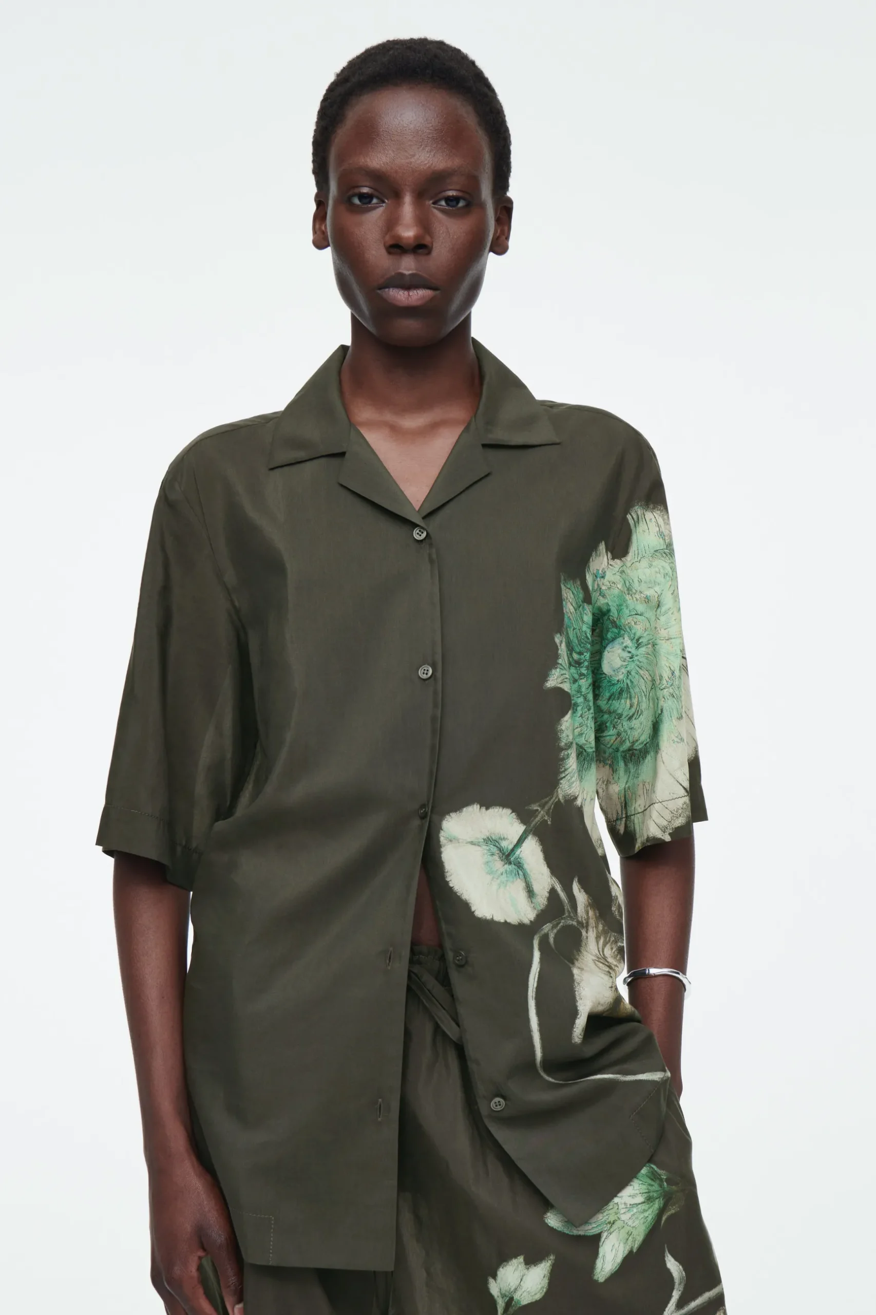Outlet COS KOSZULA Z OTWARTYMI KLAPAMI – RELAXED FIT