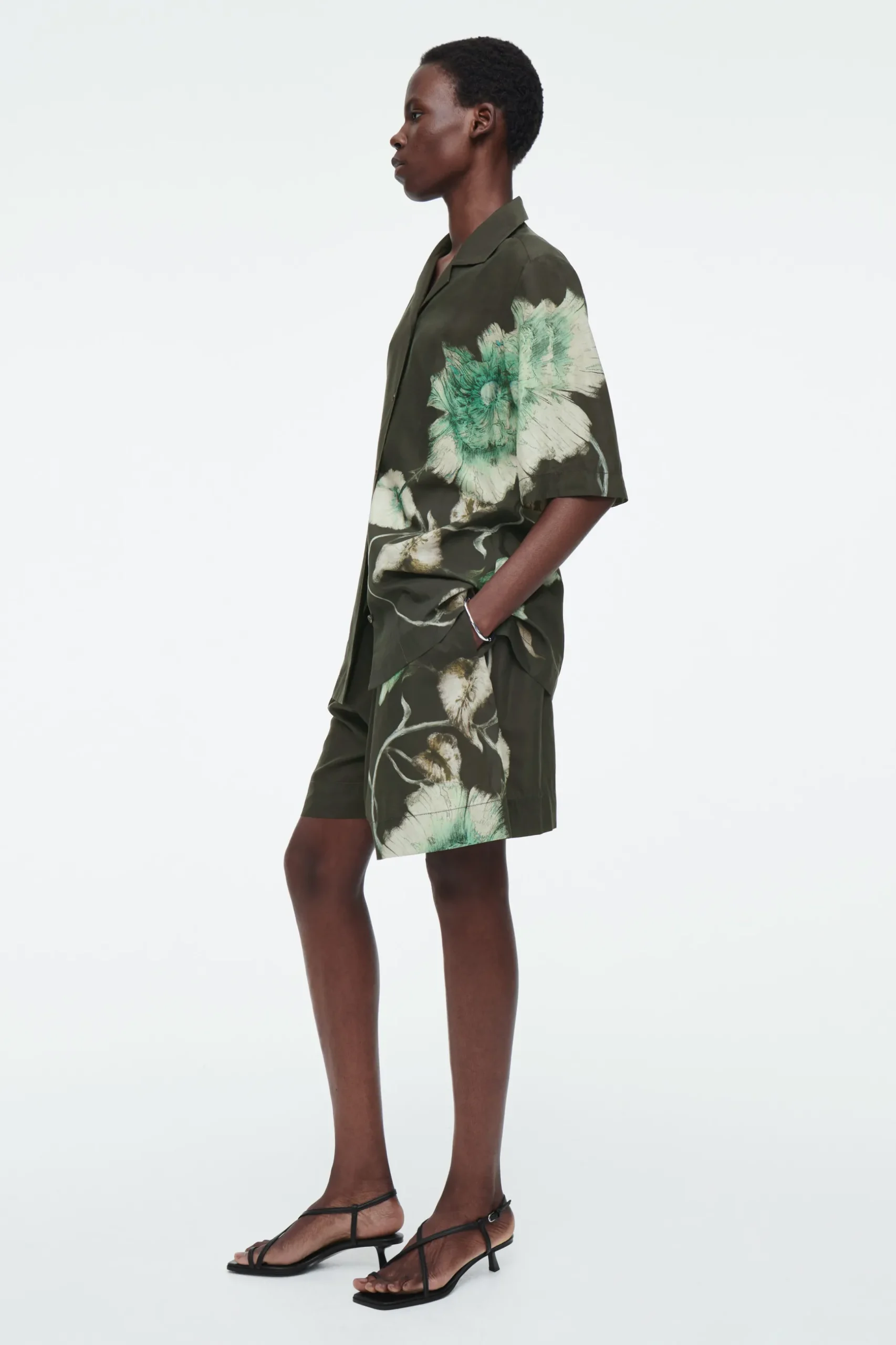 Outlet COS KOSZULA Z OTWARTYMI KLAPAMI – RELAXED FIT