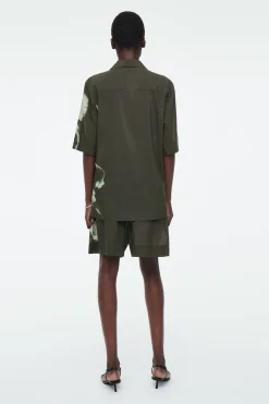 Outlet COS KOSZULA Z OTWARTYMI KLAPAMI – RELAXED FIT