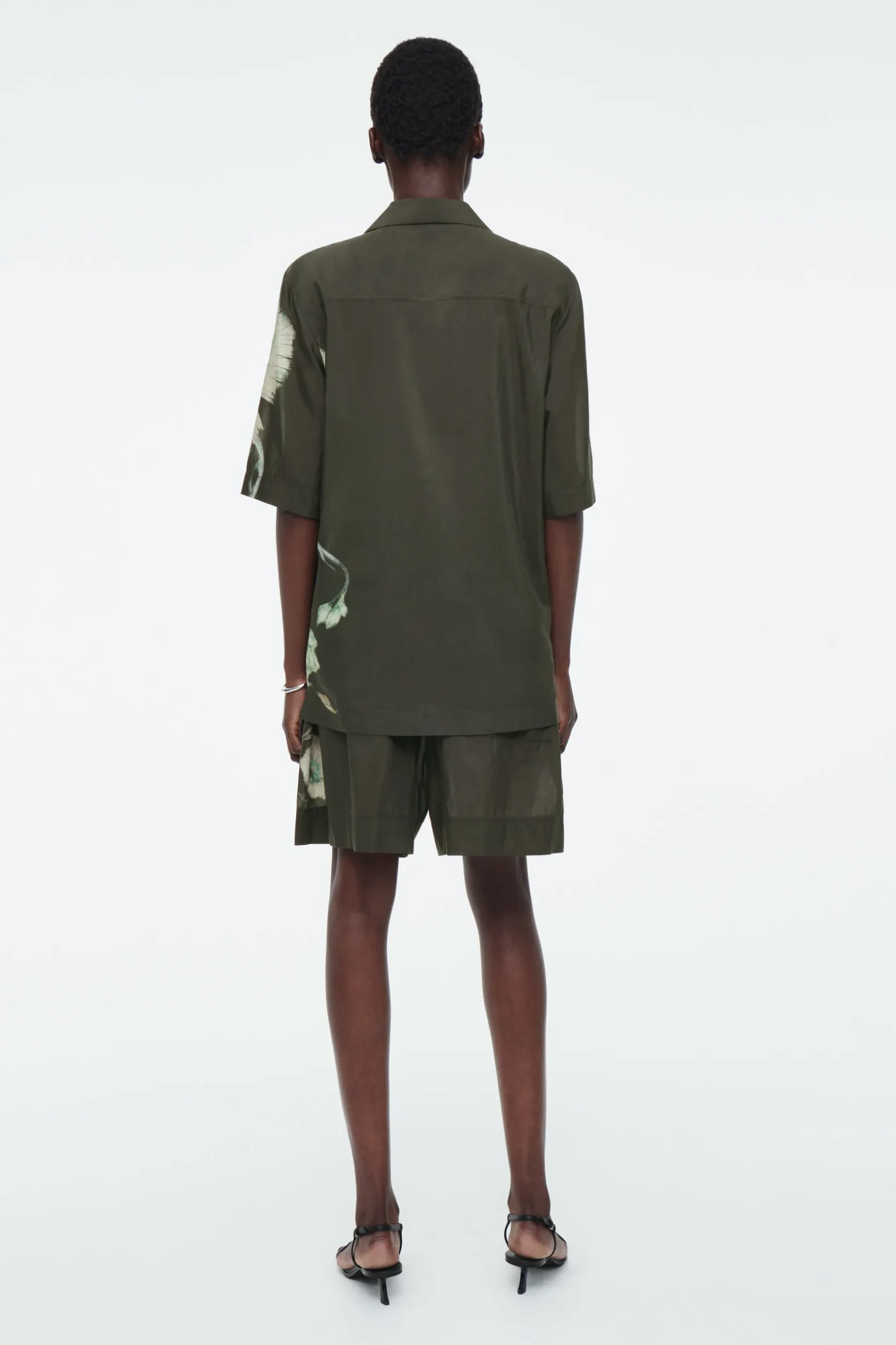 Outlet COS KOSZULA Z OTWARTYMI KLAPAMI – RELAXED FIT