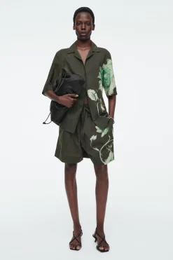 Outlet COS KOSZULA Z OTWARTYMI KLAPAMI – RELAXED FIT