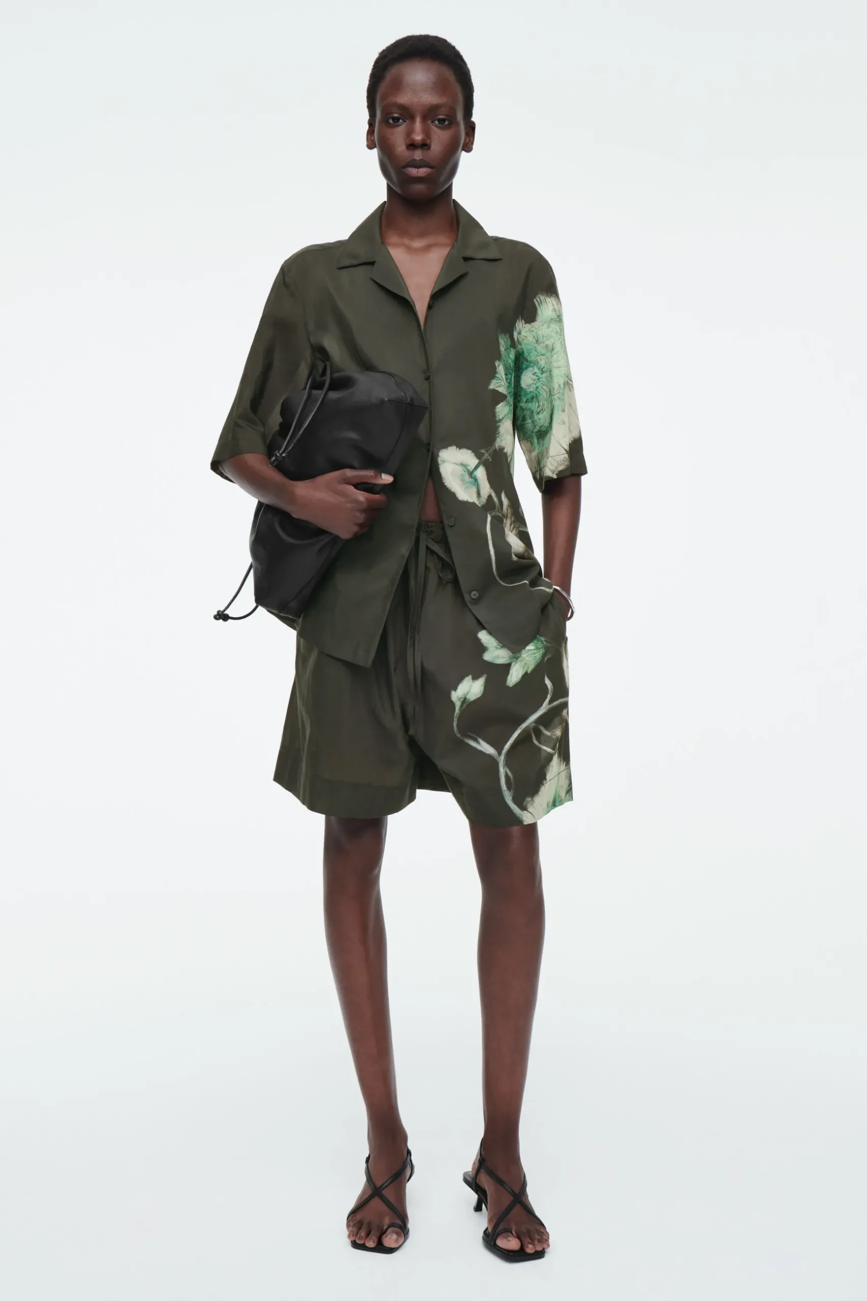 Outlet COS KOSZULA Z OTWARTYMI KLAPAMI – RELAXED FIT