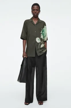 Outlet COS KOSZULA Z OTWARTYMI KLAPAMI – RELAXED FIT