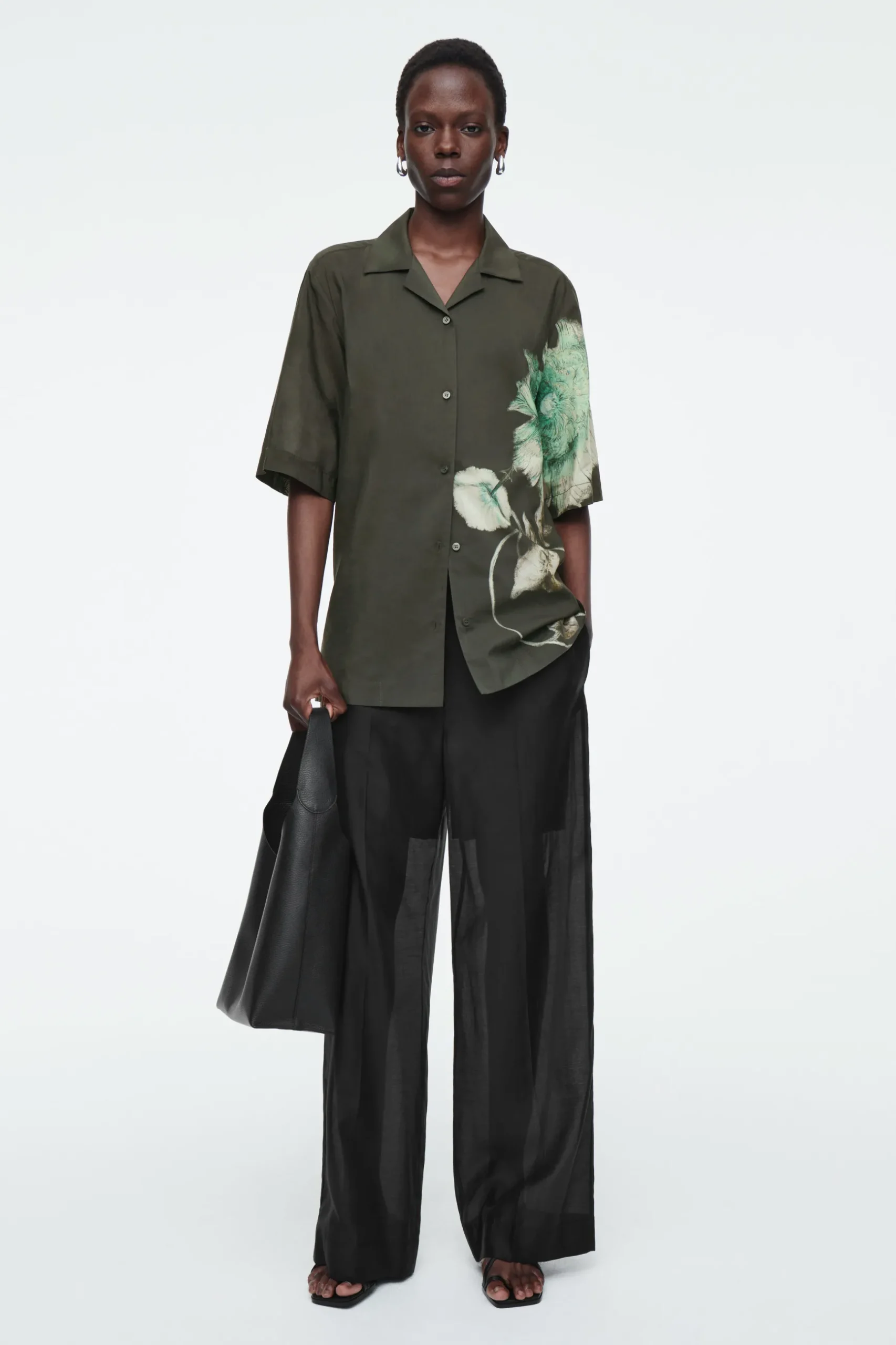 Outlet COS KOSZULA Z OTWARTYMI KLAPAMI – RELAXED FIT