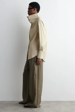 Online COS KOSZULA Z WYSOKIM KOŁNIERZYKIEM – RELAXED FIT