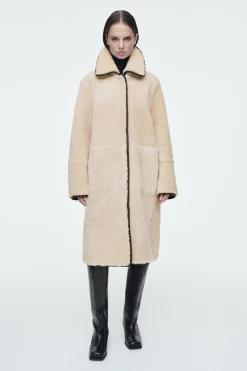 Fashion COS KOŻUSZKOWY PŁASZCZ ZE SKÓRZANYMI WYKOŃCZENIAMI