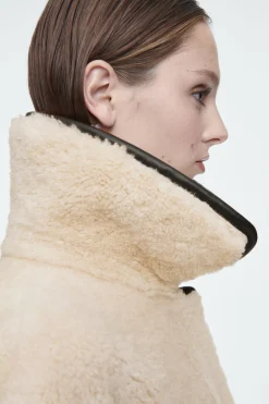 Fashion COS KOŻUSZKOWY PŁASZCZ ZE SKÓRZANYMI WYKOŃCZENIAMI