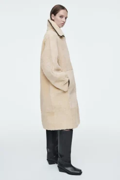 Fashion COS KOŻUSZKOWY PŁASZCZ ZE SKÓRZANYMI WYKOŃCZENIAMI