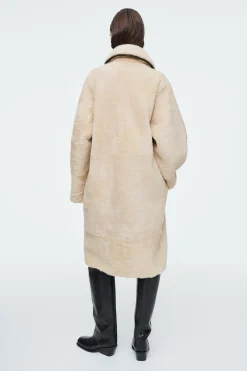 Fashion COS KOŻUSZKOWY PŁASZCZ ZE SKÓRZANYMI WYKOŃCZENIAMI