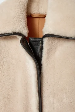 Fashion COS KOŻUSZKOWY PŁASZCZ ZE SKÓRZANYMI WYKOŃCZENIAMI