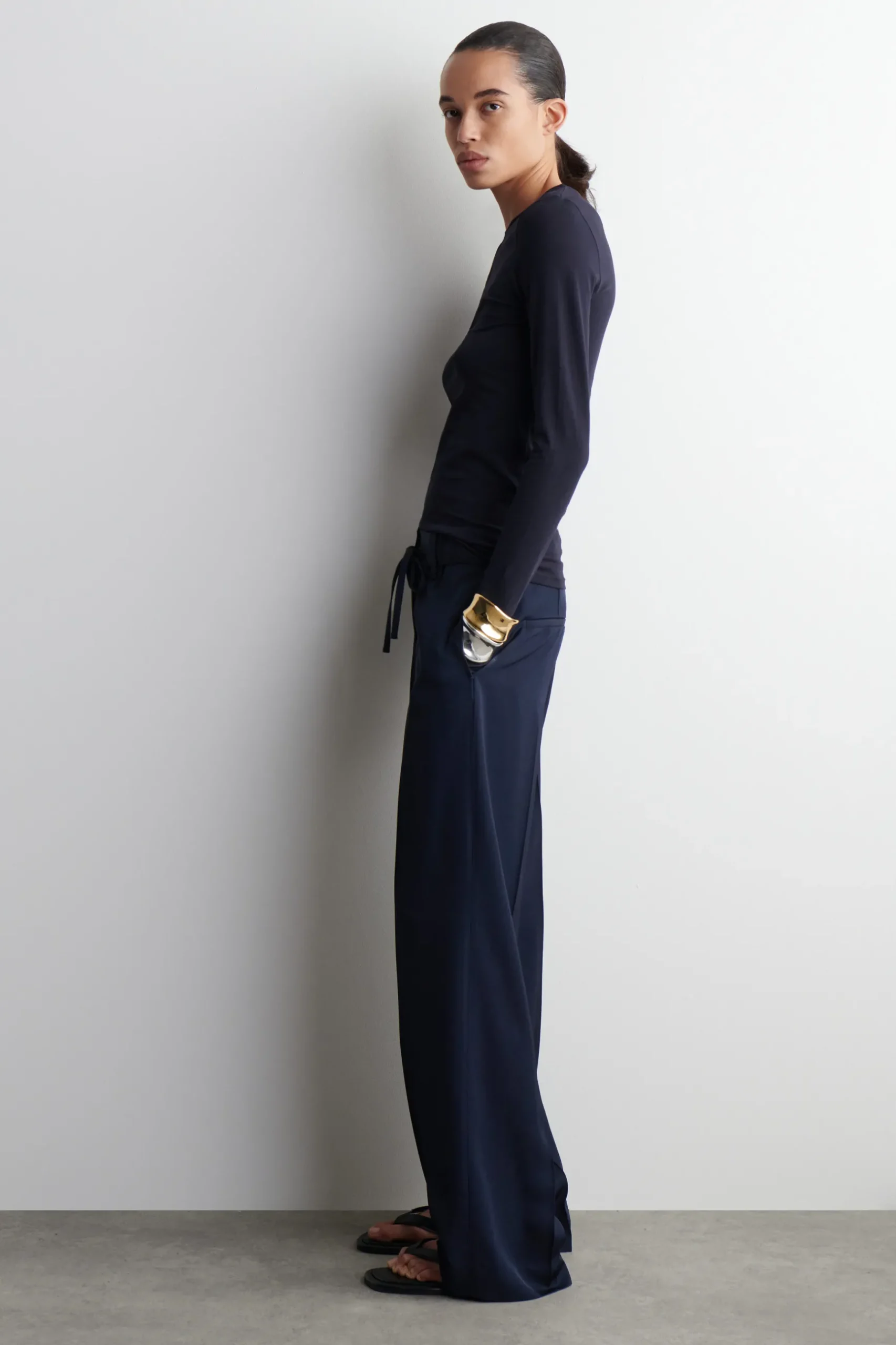 Fashion COS LEKKA BLUZKA Z DŁUGIM RĘKAWEM – SLIM FIT