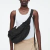 Online COS MAŁA TOREBKA „CANOPY” TYPU CROSSBODY Z NYLONEM Czarny
