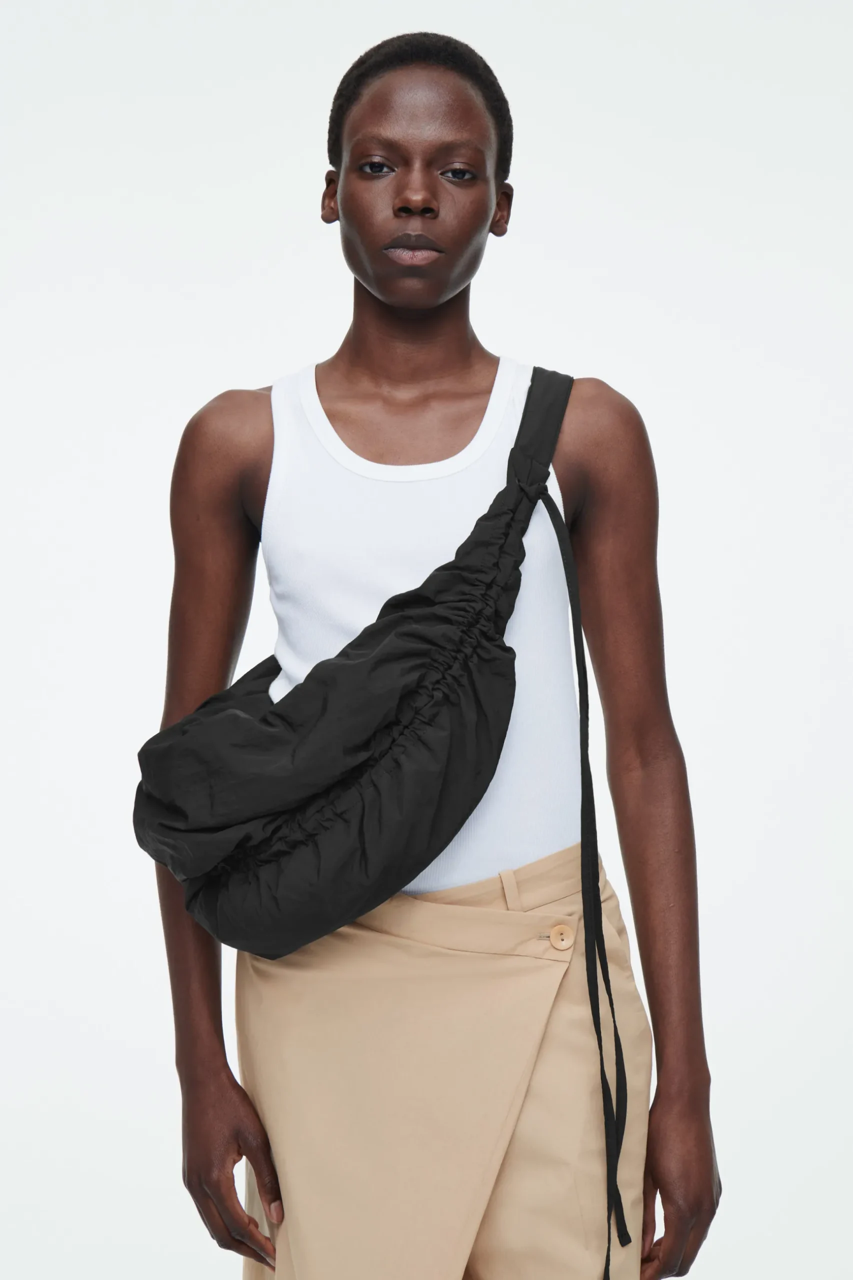 Online COS MAŁA TOREBKA „CANOPY” TYPU CROSSBODY Z NYLONEM Czarny