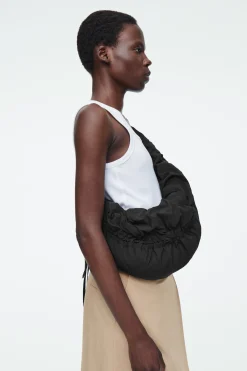 Online COS MAŁA TOREBKA „CANOPY” TYPU CROSSBODY Z NYLONEM Czarny