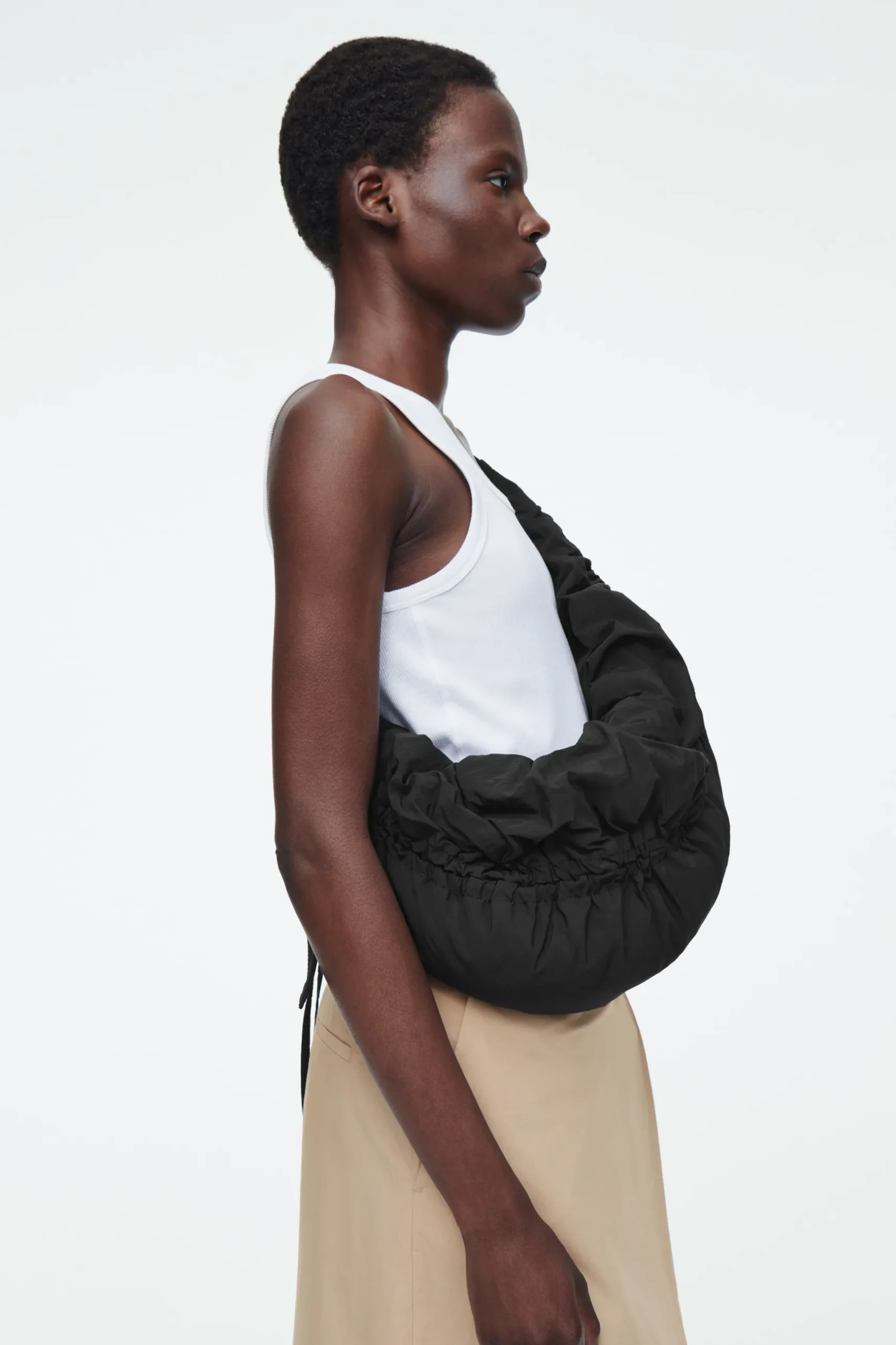 Online COS MAŁA TOREBKA „CANOPY” TYPU CROSSBODY Z NYLONEM Czarny