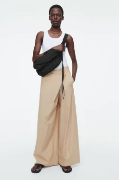 Online COS MAŁA TOREBKA „CANOPY” TYPU CROSSBODY Z NYLONEM Czarny