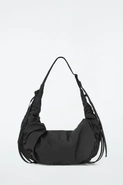 Online COS MAŁA TOREBKA „CANOPY” TYPU CROSSBODY Z NYLONEM Czarny