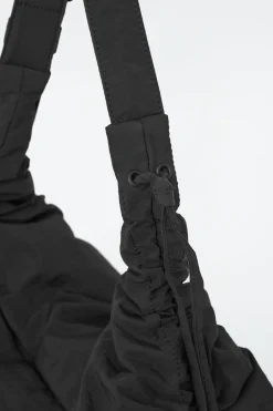 Online COS MAŁA TOREBKA „CANOPY” TYPU CROSSBODY Z NYLONEM Czarny