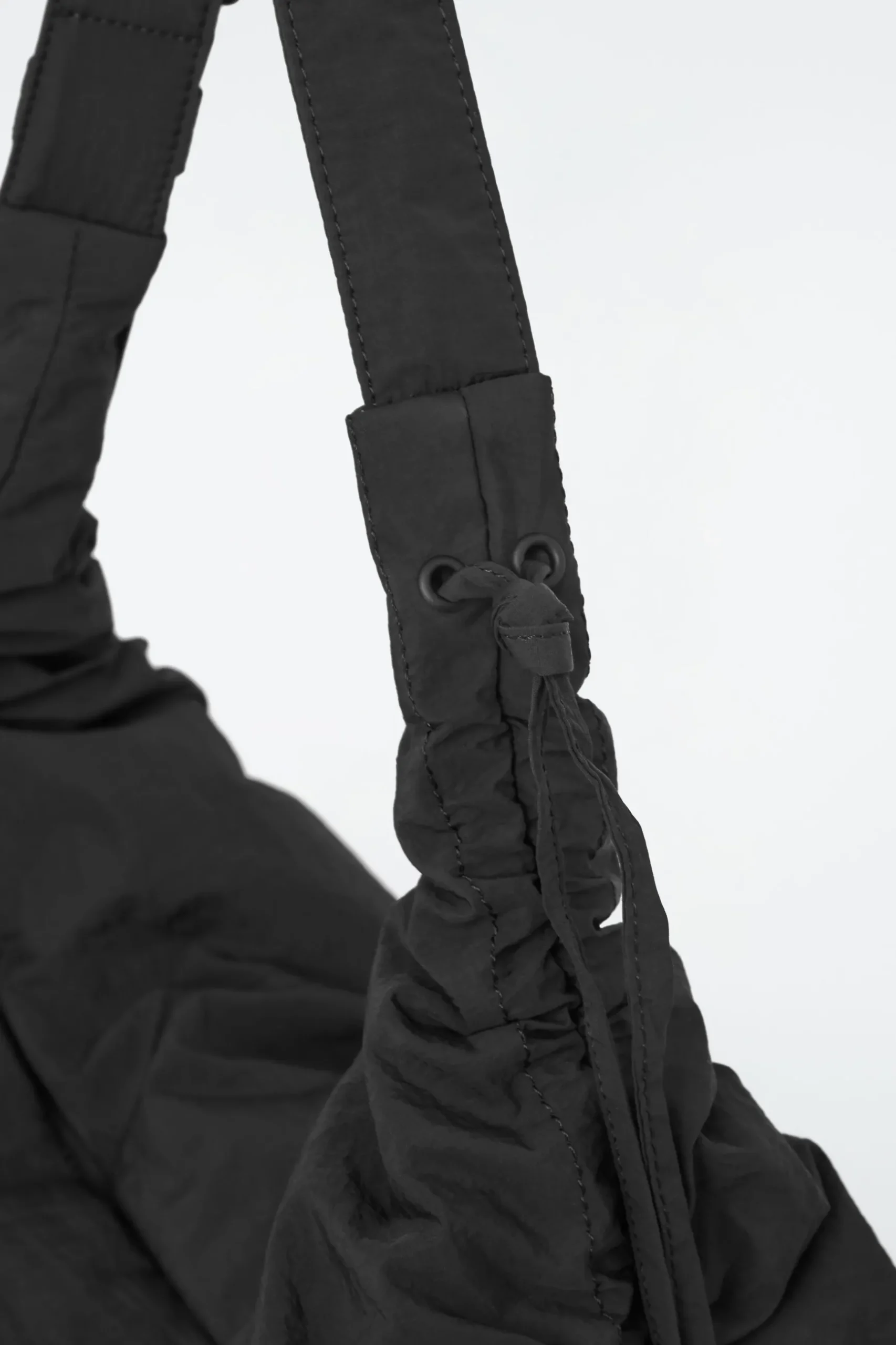 Online COS MAŁA TOREBKA „CANOPY” TYPU CROSSBODY Z NYLONEM Czarny