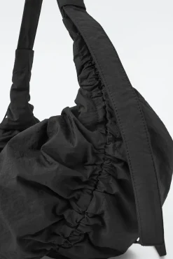 Online COS MAŁA TOREBKA „CANOPY” TYPU CROSSBODY Z NYLONEM Czarny