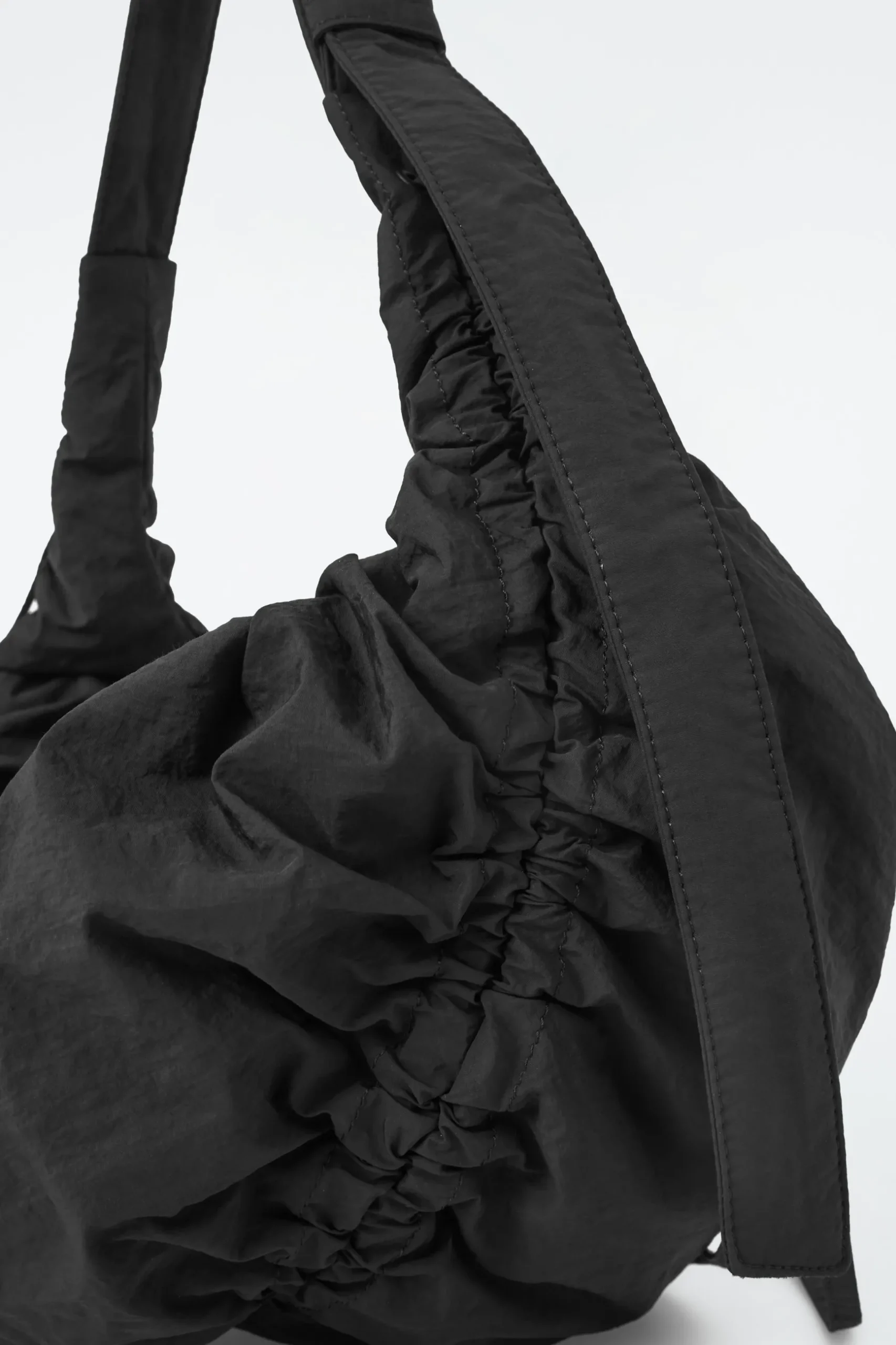 Online COS MAŁA TOREBKA „CANOPY” TYPU CROSSBODY Z NYLONEM Czarny