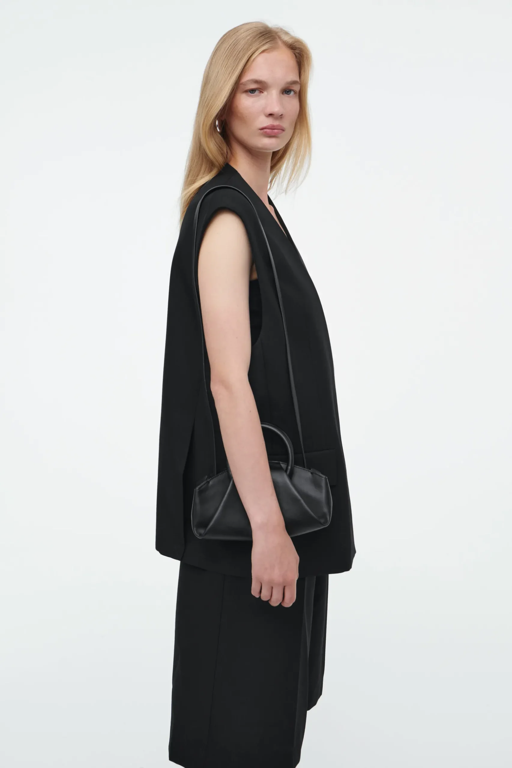Sale COS MAŁA TOREBKA „FOLD” TYPU TOTE ZE SKÓRY Czarny