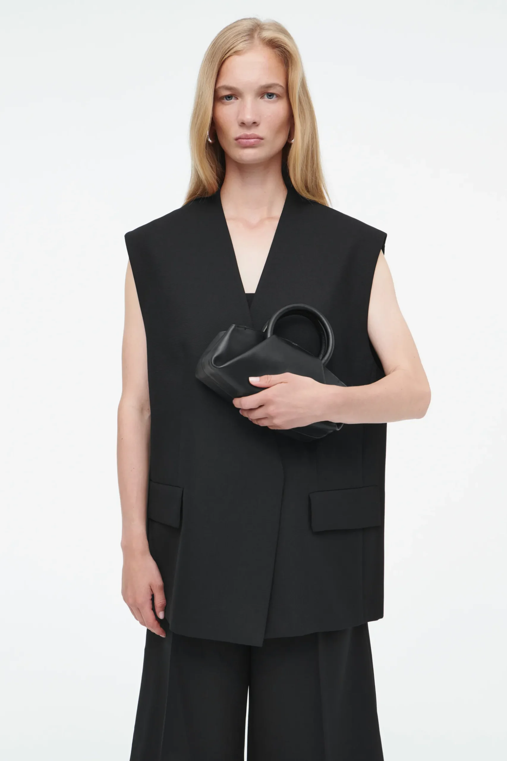 Sale COS MAŁA TOREBKA „FOLD” TYPU TOTE ZE SKÓRY Czarny