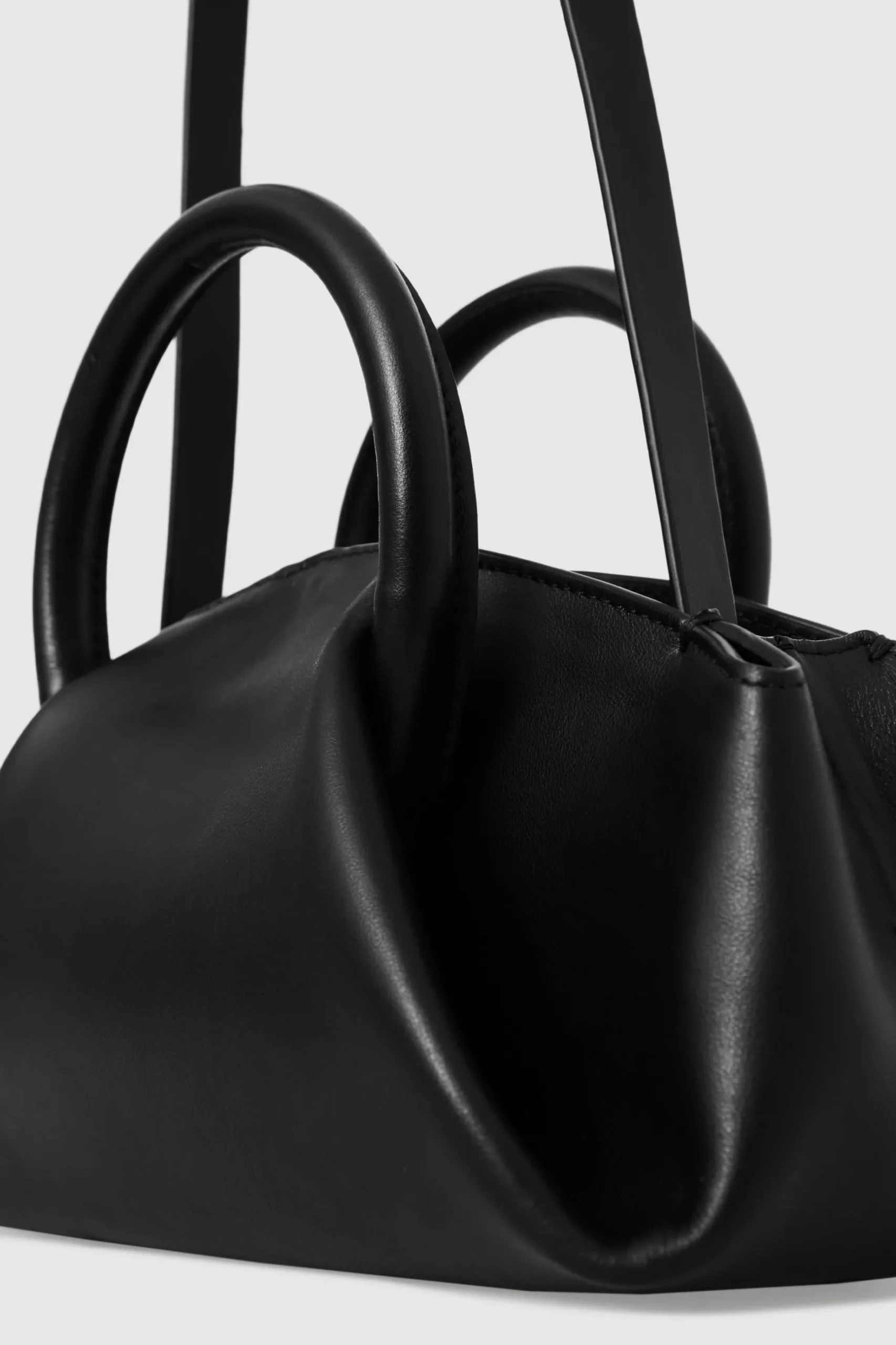 Sale COS MAŁA TOREBKA „FOLD” TYPU TOTE ZE SKÓRY Czarny