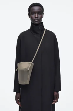 Discount COS MAŁA TOREBKA TYPU BUCKET Z TKANINY SIATECZKOWEJ Beżowy