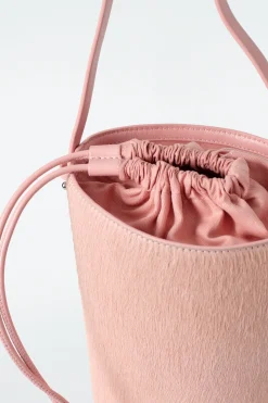 New COS MAŁA TOREBKA TYPU BUCKET Z WŁOSIEM Różowy