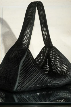 Clearance COS MAŁA TOREBKA TYPU TOTE BAG Z TKANINY SIATECZKOWEJ Czarny