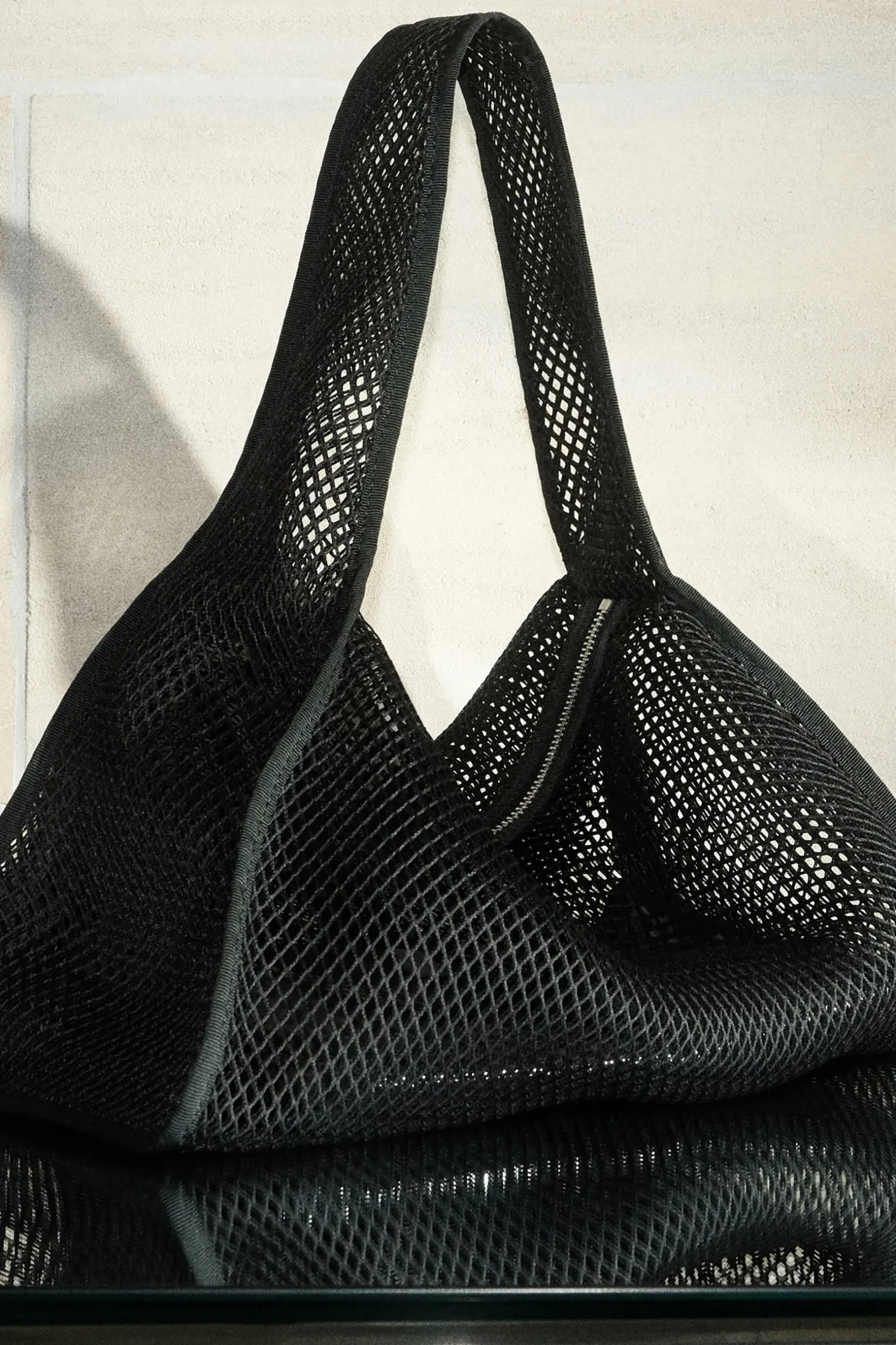 Clearance COS MAŁA TOREBKA TYPU TOTE BAG Z TKANINY SIATECZKOWEJ Czarny