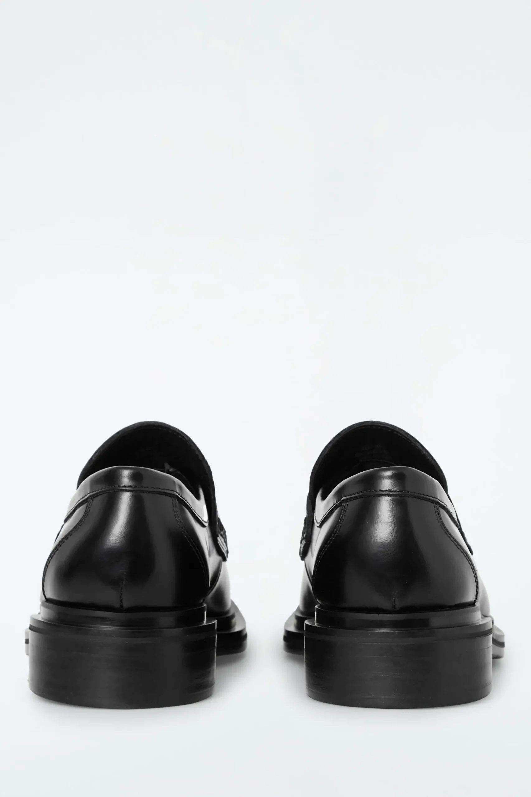Outlet COS MASYWNE SKÓRZANE LOAFERSY Z KWADRATOWYM PRZODEM Czarny