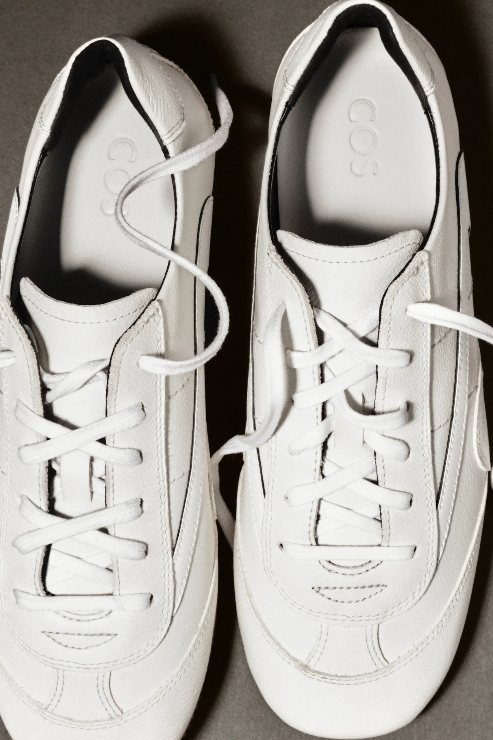 Online COS MINIMALISTYCZNE BUTY SPORTOWE ZE SKÓRY