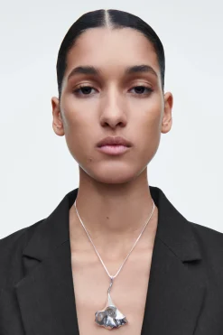Fashion COS NASZYJNIK Z KWIATEM Srebrzysty