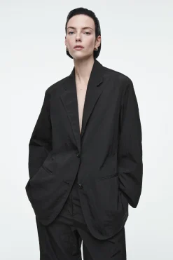 New COS NYLONOWA MARYNARKA – REGULAR FIT