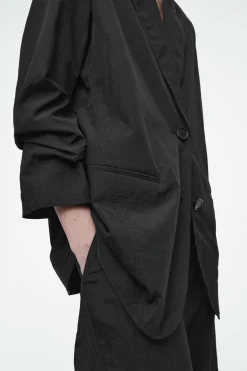 New COS NYLONOWA MARYNARKA – REGULAR FIT