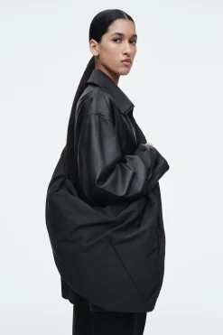 Discount COS NYLONOWA OVERSIZE'OWA TORBA KITE NA RAMIĘ Czarny