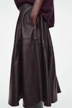 Fashion COS OBSZERNA TRAPEZOWA SPÓDNICA MIDI ZE SKÓRY
