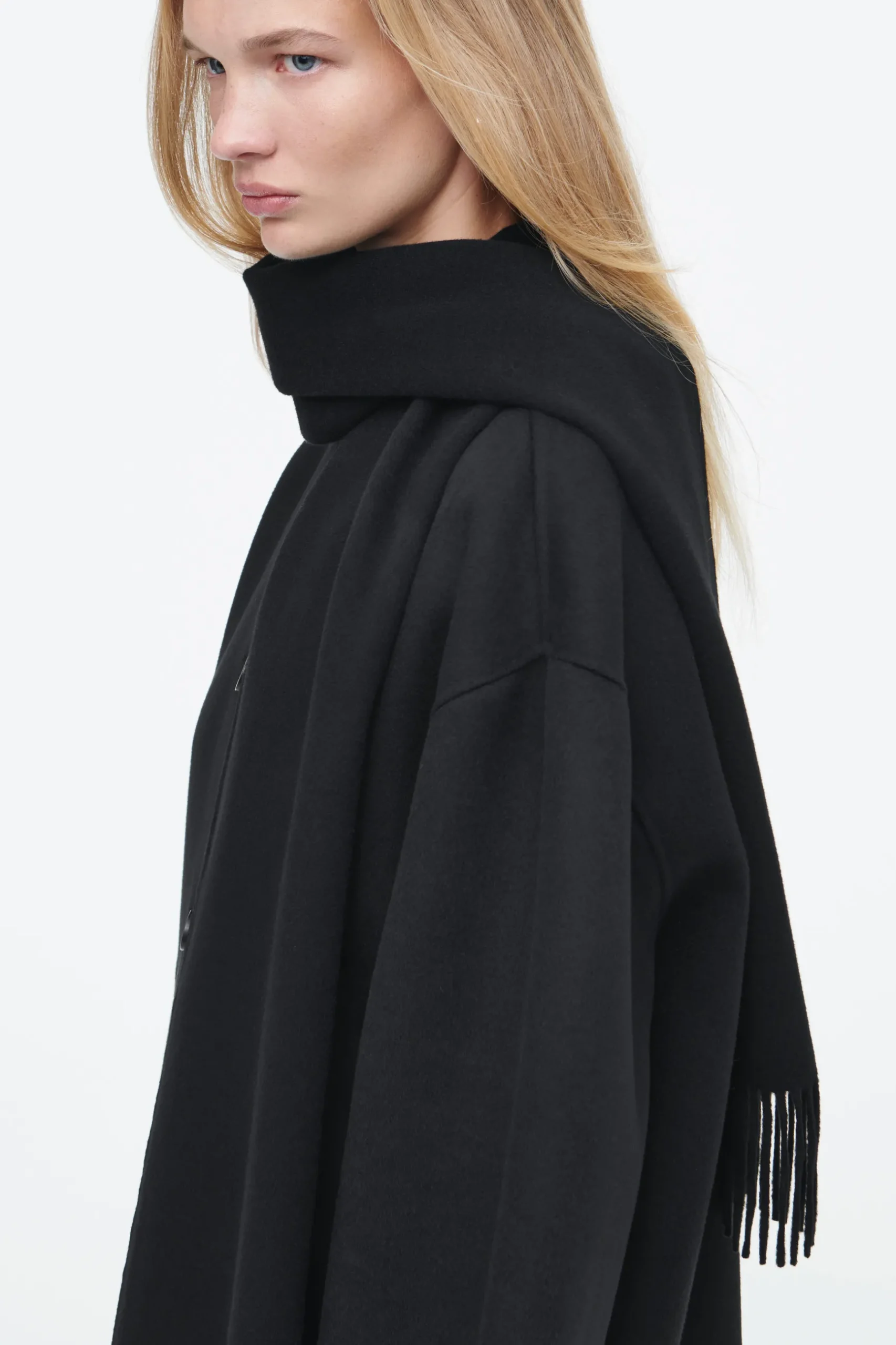 Outlet COS OVERSIZE'OWA KURTKA Z SZALEM Z MIESZANKI Z WEŁNĄ