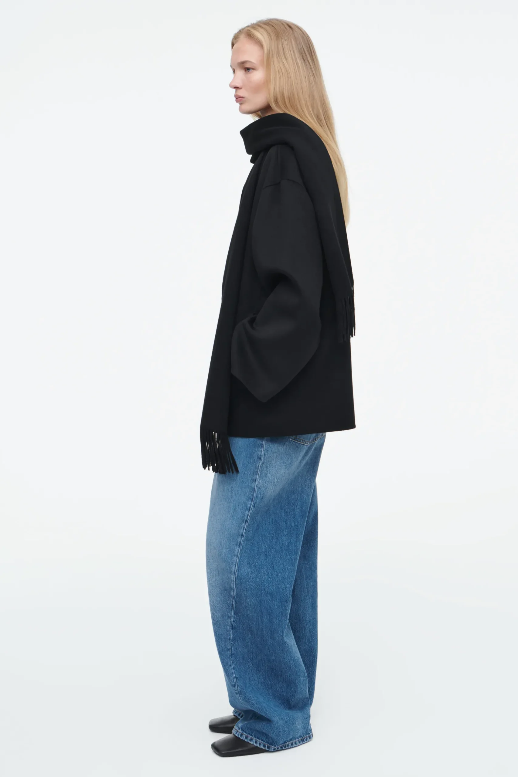 Outlet COS OVERSIZE'OWA KURTKA Z SZALEM Z MIESZANKI Z WEŁNĄ