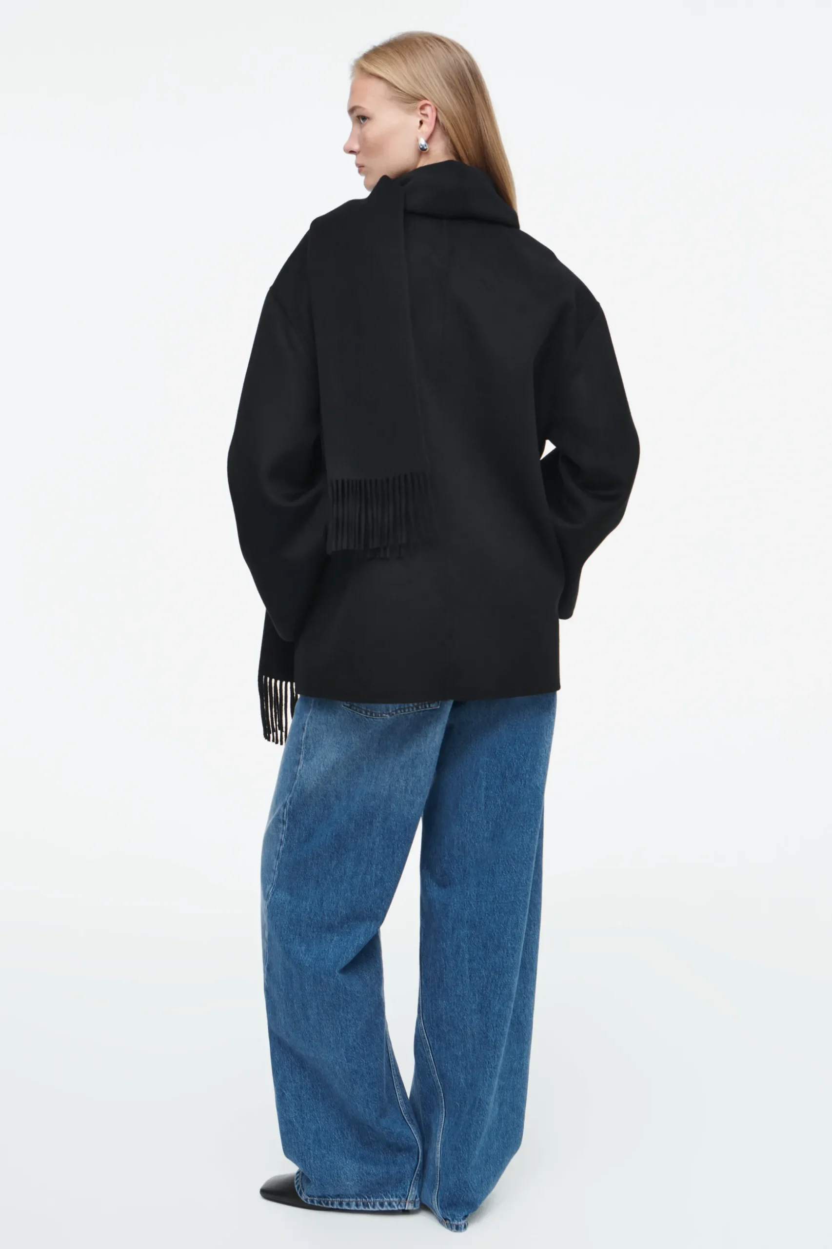 Outlet COS OVERSIZE'OWA KURTKA Z SZALEM Z MIESZANKI Z WEŁNĄ