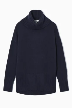 Online COS OVERSIZE'OWY SWETER Z WYWIJANYM GOLFEM Z KASZMIRU