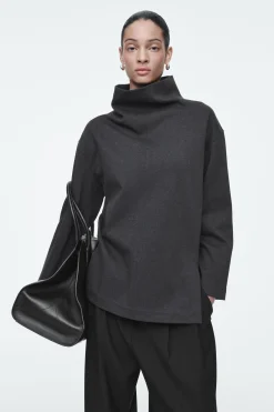 Online COS OVERSIZE'OWY TOP W JODEŁKĘ Z WYSOKIM KOŁNIERZEM