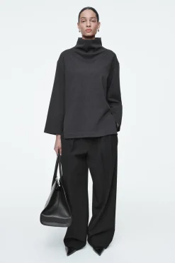 Online COS OVERSIZE'OWY TOP W JODEŁKĘ Z WYSOKIM KOŁNIERZEM