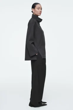 Online COS OVERSIZE'OWY TOP W JODEŁKĘ Z WYSOKIM KOŁNIERZEM